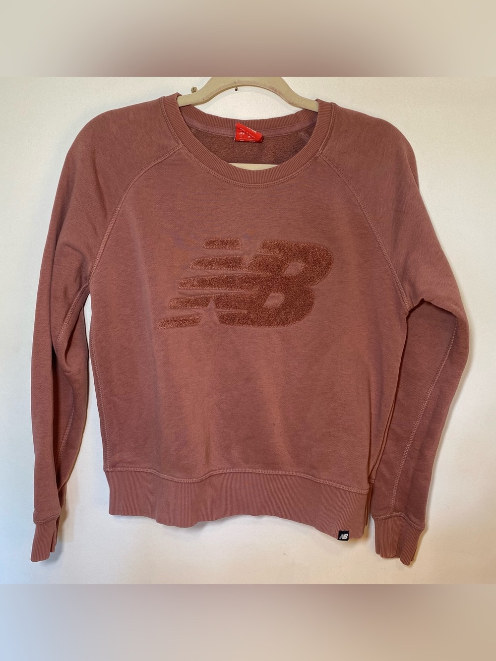 New Balance Women’s Medium Essential Crew Neck Sweatshirt Shirt Blush Rose Pink
